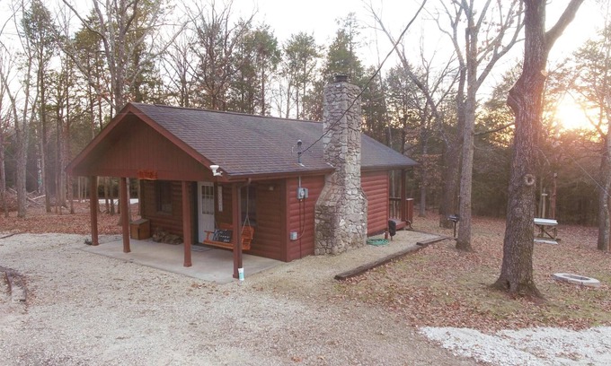 Pittsburg Cabine | Owls Nest cabin with hot tub near Pomme de Terre lake!