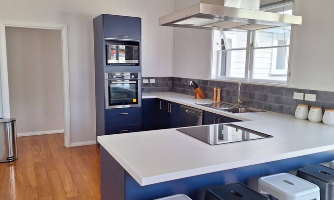 Martinborough Maison | Oxford Retreat, Spacious house, short walk to the Square, sleeps 12