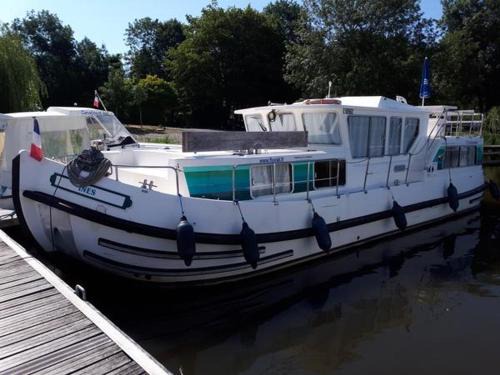 Chenille-Change Location De Bateaux | Péniche vintage à quai pour 7 pers avec espace extérieur privé à Chenillé-Changé - API-1-46-22