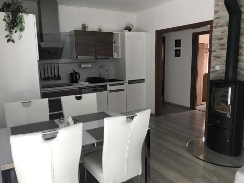 Krovi Appartement | Příjemný apartmán Křoví v rodinném domku se sdíleným bazénem, terasou a zahradou
