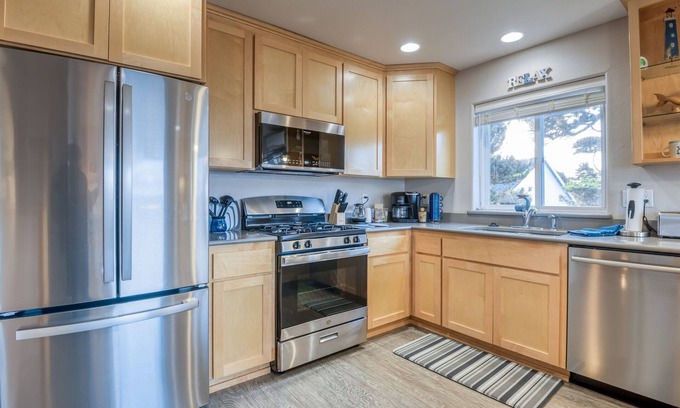 Lincoln City Maison | Pacific Peeks A - Block to the Beach - Pet Friendly - EV - Newly Updated