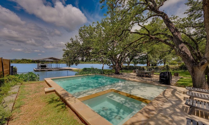 Kingsland Maison | Packsaddle Point! Luxury Lakefront w/Pool+Guest House