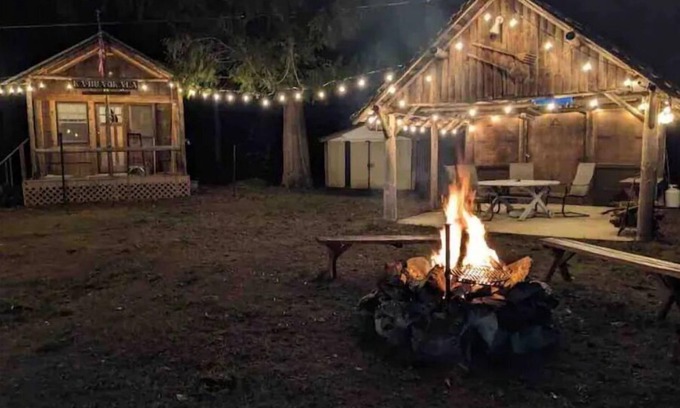 Packwood Maison | Packwood cabin with hottub, close to White Pass, pet friendly