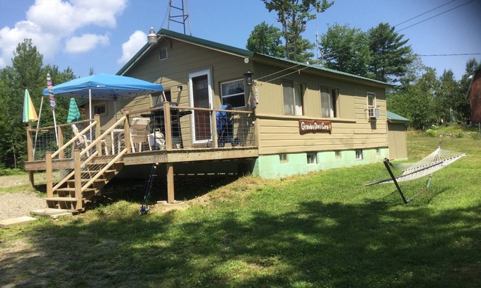 North New Portland Cottage | L'été est là! Dépensez-le sur le lac! Il ne reste que quelques semaines ouvertes!