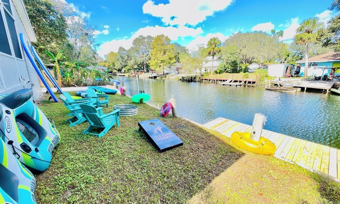 Weeki Wachee Gardens Maison | 3/2 Jacuzzi, Sauna Game Rm, float mat, dock, SUP, kayaks, Gulf accessi & more!