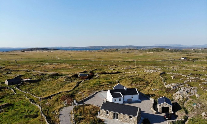 Ballyconneely Chalet De Ski | Paddy Carroll's Cottage where one can relax unwind