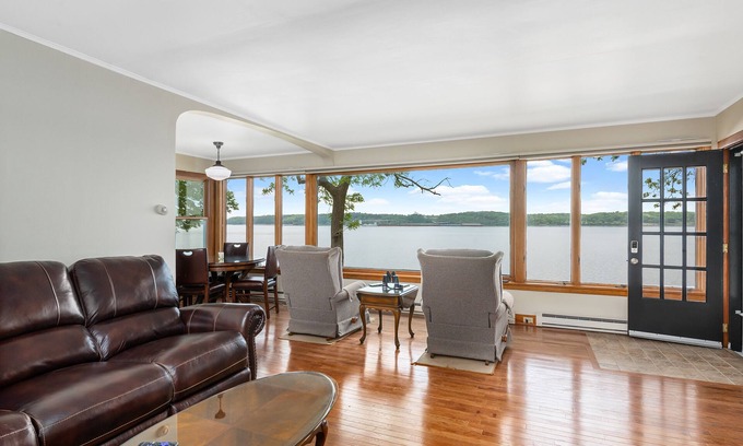 Nauvoo Maison | PAGEANT -Eagles Nest home with view of the Mississippi and Gorgeous Sunsets