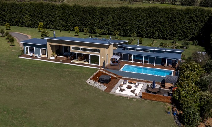 Whakamarama Maison | Pahoia Beach Waterfront Retreat