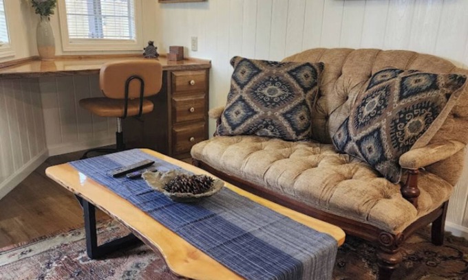 Hahira Cabine | Painted Sky Homestead Cabin - cozy, quiet, and safe