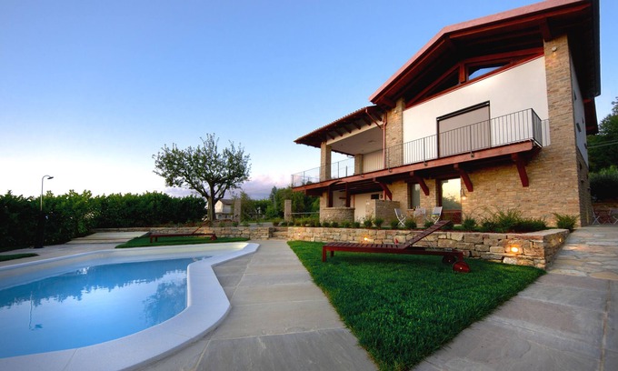 Cossano Belbo Copropriété | Paire de studios dans les Langhe avec piscine, terrasse panoramique et espace vert