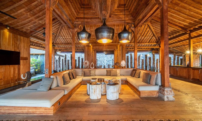 Banjar Maison | Palatial Wooden Villa, 4br, Lovina