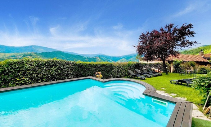 Mologno Villa | Palazzo Pasquini, superbes vues, piscine privée, WIFI, option de chef!