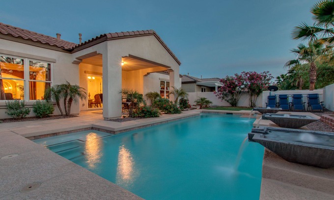 Waddell Maison | ~ PALAZZO ~ PISCINE & SPA CHAUFFÉS ~ VRAI 13 LITS ~ STADIUMS SURPRISE ET GOODYEAR, TENNIS, GOLF!