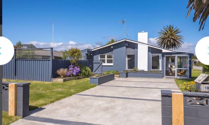 Paraparaumu Beach Maison | Palm Haven Beach Retreat