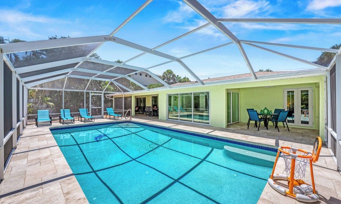 Siesta Key Maison | Palm Island Life - Heated Pool, Canal Front, Fire Pit, Walk to Siesta Beach