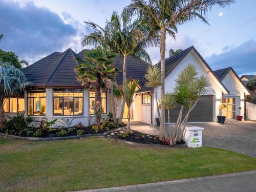 Papamoa Beach Maison | Palm Paradise with Spa