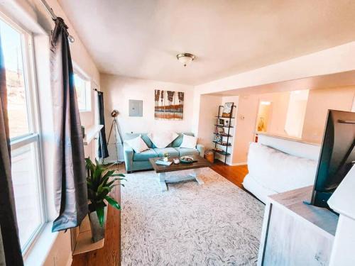 Palmer Lake Maison | Palmer Lake near AF Academy Pet Friendly King Bed 4 TVs