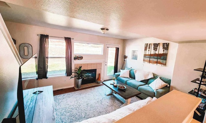 Palmer Lake Maison | Palmer Lake near AF Academy Pet Friendly King Bed 4 TVs