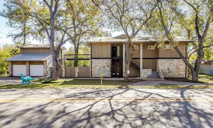 Glen Rose Maison | Paluxy River House - riverfront, near downtown square, fire pit