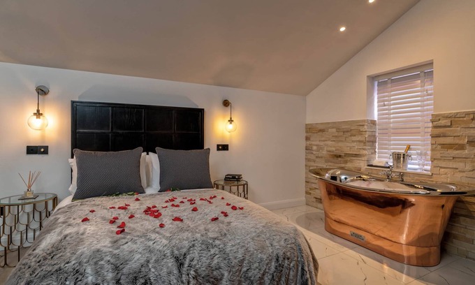 Inverness City Centre Appartement | Pamper Yourself in our DOUBLE SIZED copper tub