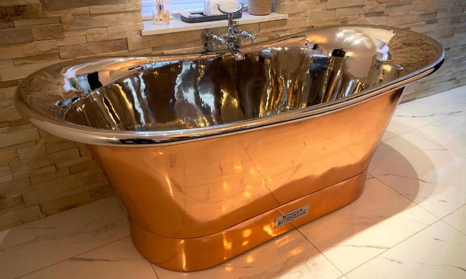Inverness City Centre Appartement | Pamper yourself in our DOUBLE SIZED copper tub -2 bedroom villa