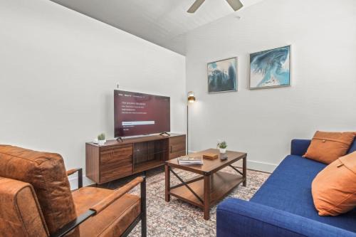 West Oak Hill Appartement | Pampering New Unit Studio 1Ba Pool, Golf Sim