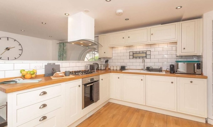 Bath Appartement | Panda Sanctuaries, Kensington Chapel Apartment