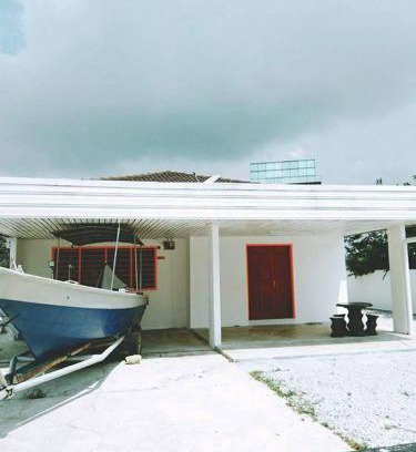 Taman Pantai Dickson Maison | Pandai dickson Banglow white & yellow house