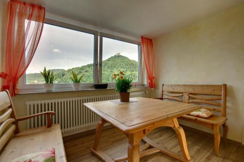 Annweiler am Trifels Appartement | Panorama-Fewo Töpfer