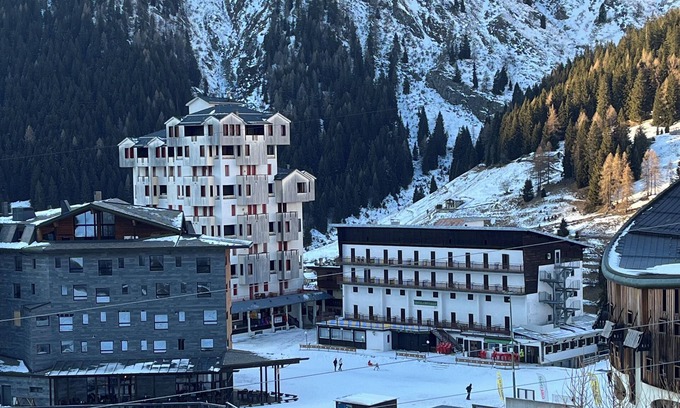 Foppolo Appartement | Panorama of Foppolo, the mountains and the slopes in the morning sun