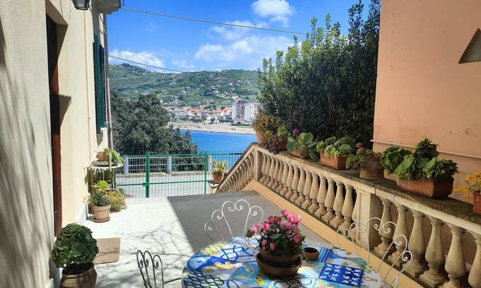 Agropoli Appartement | Panoramic apartment in villa on beach, in center