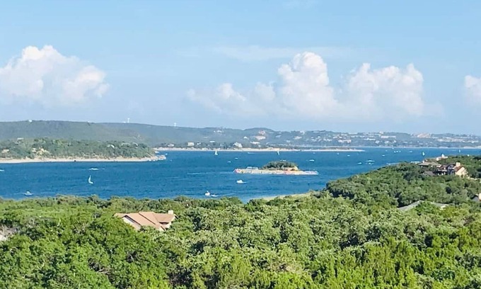 Jonestown Copropriété | Beautiful 3 bedroom with 3 bath condo overlooking Lake Travis
