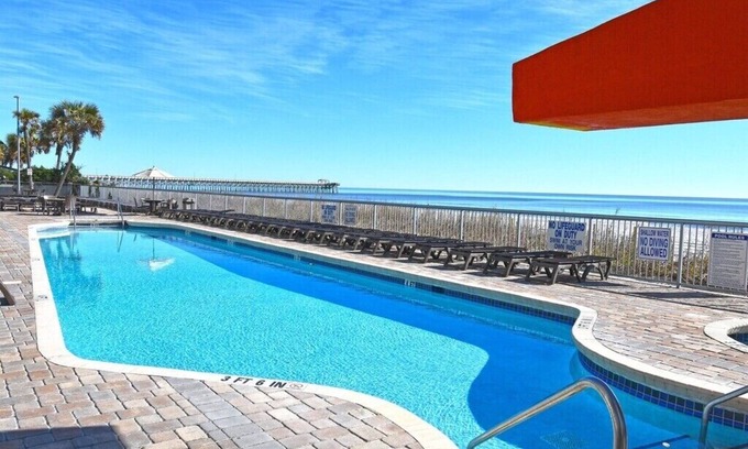Downtown Myrtle Beach Copropriété | Panoramic Oceanfront Condo, Highly Sought After End Unit, Glass Wrapped Around