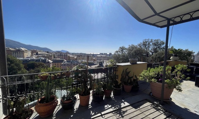 Castelletto Appartement | terrasse panoramique sur le toit avec pergola: penthouse Genua Domus 010025-LT-1478
