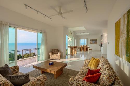 Tanjung Bungah Maison | Panoramic Seaview Holiday Home - Batu Ferringhi