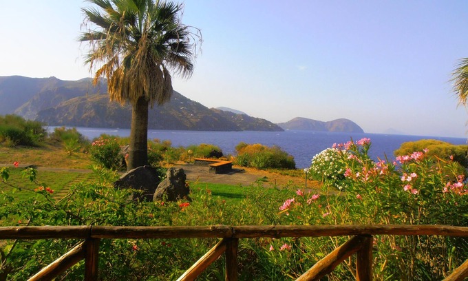 Vulcano Porto Appartement | Appartement panoramique avec grand patio à Vulcano