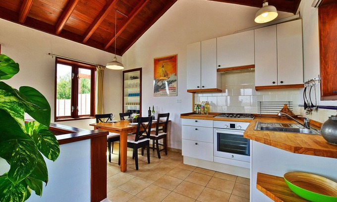 Tabayesco Villa | Vue panoramique sur la baie d'Arrieta, jardin privé, à 1 Km de la plage