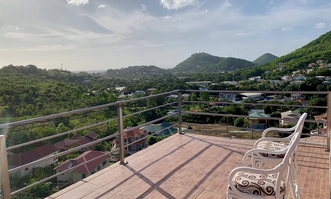 Corinthe Appartement | Panoramic view top floor apartment 10mins from Castries and Rodney Bay