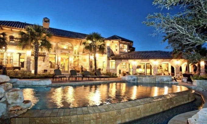 Marshall's Point Maison | Panoramic Views! Austin Lake Travis Waterfront (pool & hot tub)