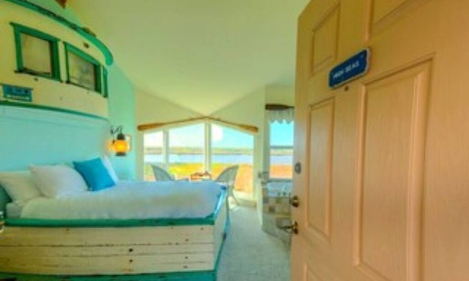Moss Landing Appartement | Chambre Boat House avec une baignoire avec fenêtres panoramiques
