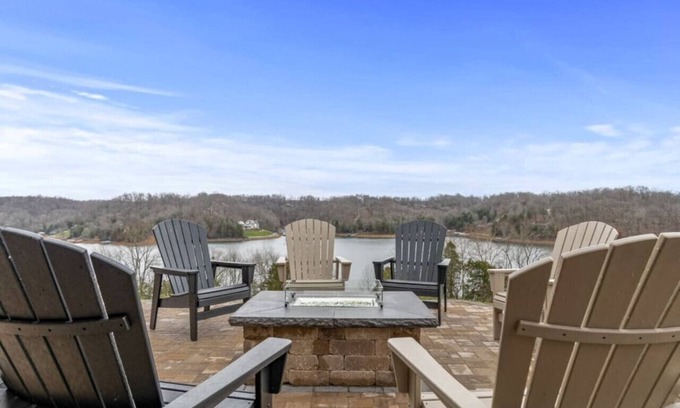 Lynchburg Maison | Panoramic Views Dock Kayaks SUPs