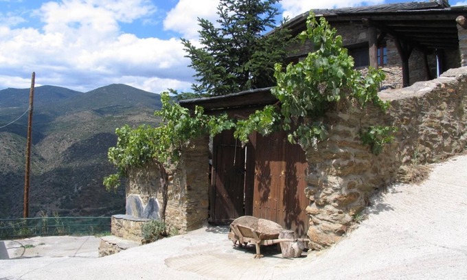 Calbinya Cottage | Vues panoramiques. Dans un petit village des Pyrénées. Barbecue privé.