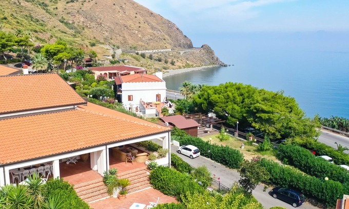 Gioiosa Marea Villa | VILLA PANORAMIQUE SUR LA MER AVEC PISCINE