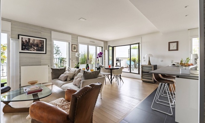Levallois-Perret Appartement | Panoramic Wonder, by Veeve