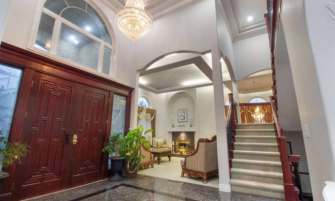 Surrey Newton Maison | Panridge Estate 6-bedroom in beautiful Surrey with WiFi