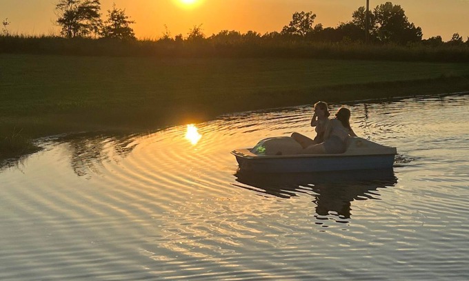 Olney Cabine | Papa's Cabin - Enjoy the peace and quiet with 40 acres and a 5 acre lake!