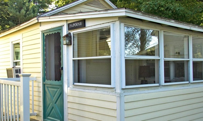 Gilford Cottage | Location au bord du lac confortable pour deux