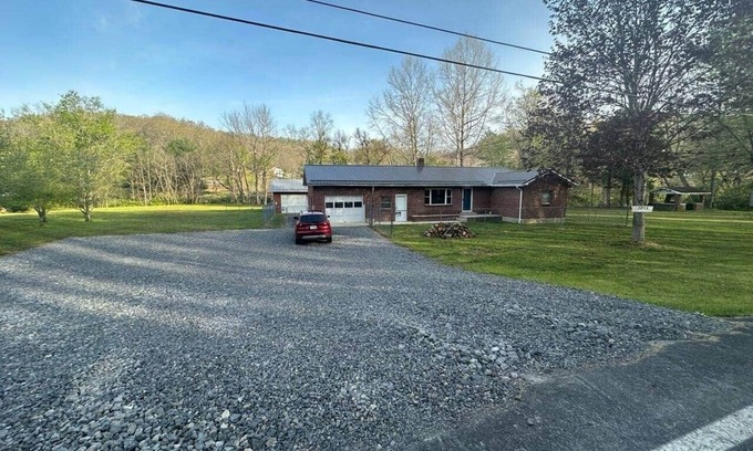 Bluewell Maison | Pappy's Trail House is conveniently located close to the HMT Trails- Rock WV.