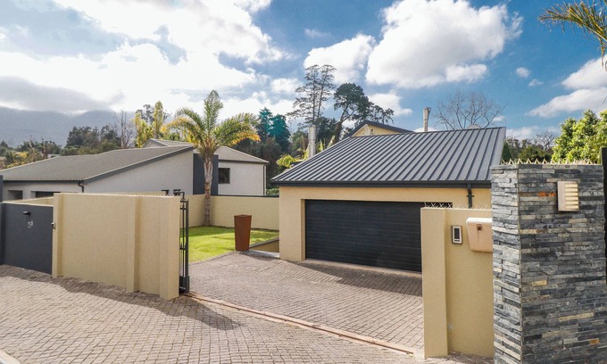 George Maison | Paradise at home spacious 3-bedroom house with swimming pool in George