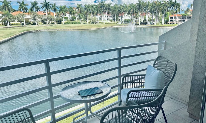 Isla del Sol Copropriété | Come enjoy sunny St Pete in the spring. April and May are great beach months!